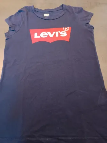Vends tee-shirt Levi's taille 12 ans .