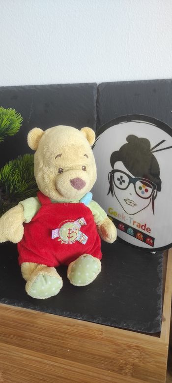 Doudou Peluche Winnie Salopette rouge Etiquettes vert Disney Baby Nicotoy rond feuille