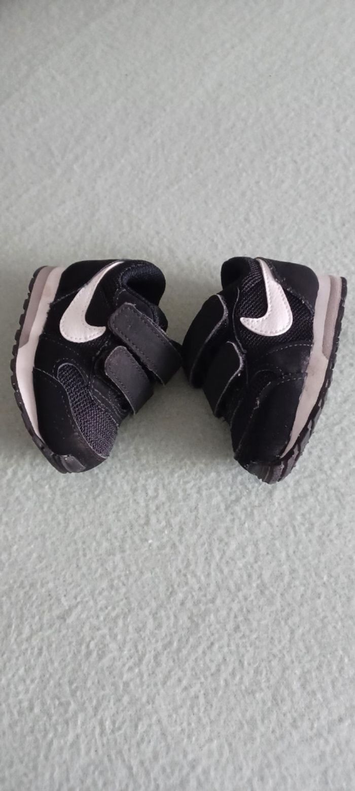 Très jolie petite paire de baskets bébé garçon Pointure 17