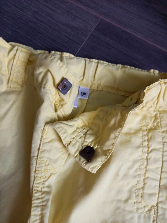 Short jaune - photo numéro 4