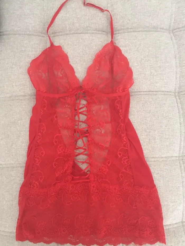Nuisette courte rouge dentelle voile et dos nu