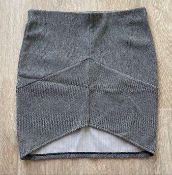 Jupe courte grise  pull&bear taille M  très peu porté excellent état