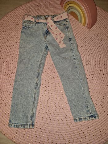 Jean délavé avec ceinture fleurie