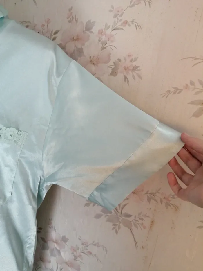 Chemise de nuit vert d'eau en satin avec boutons et poche en dentelle / sans marque / (T2-M) - photo numéro 5