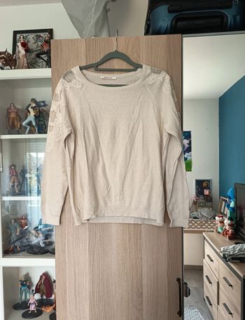 Pull fin beige crème avec dentelle sur les bras
Neuf Camaïeu - Taille M 38