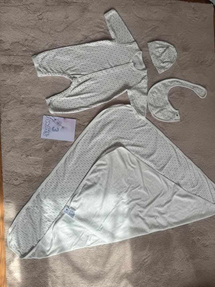 Lot cadeau naissance pyjama été bavoir bonnet naissance et couverture Petit Bateau en coton organic