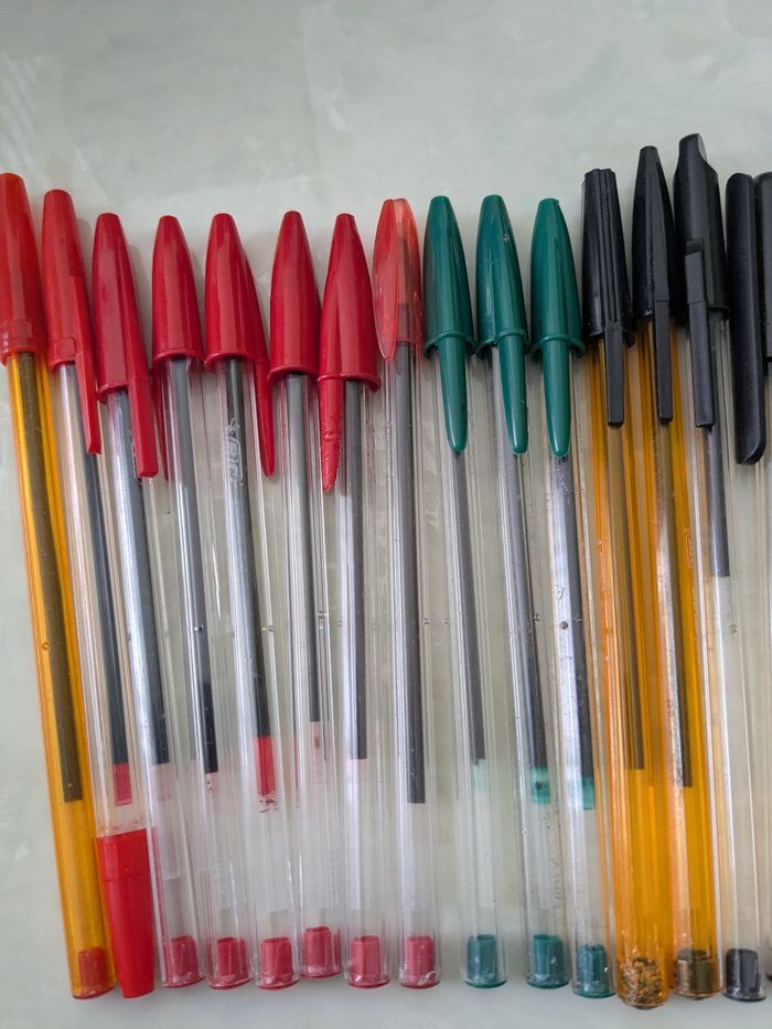 Lot de 16 Stylos Bic rouges, verts, noirs et bleus. - photo numéro 2
