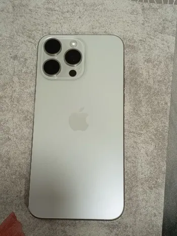 iPhone 15 Pro Max argenté