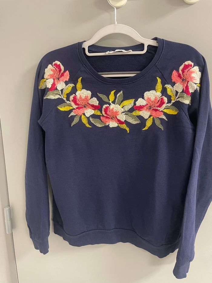 Pull brodé bleu - photo numéro 3