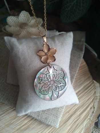 Collier bohème disque nacré gravé et fleur dorée