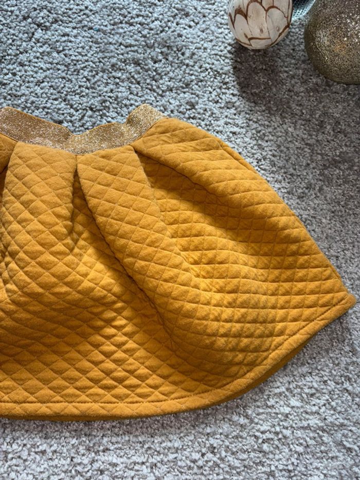🌺Jupe effet matelassé jaune moutarde avec paillettes dorée Taille 4ans/104cm🌺 - photo numéro 2