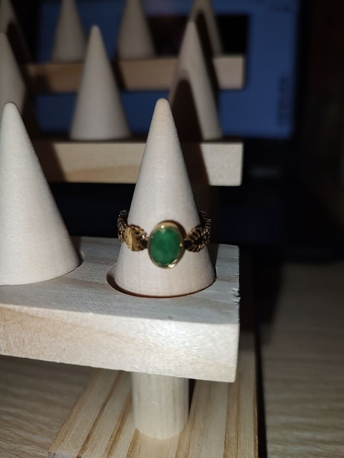 Bague dorée feuille & pierre verte – Acier inoxydable (taille réglable)