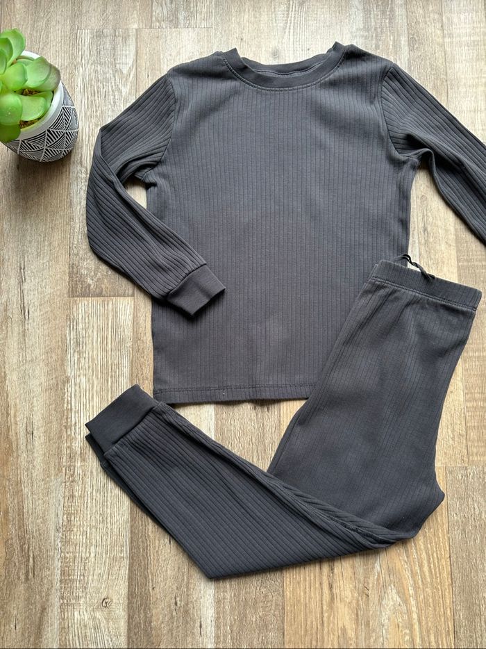 - Pyjama H&M - 5/6 ans - Très bon état