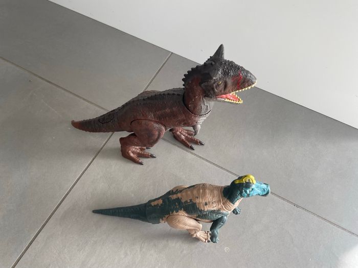 Lot de 2 dinosaures Jurassic World Figurine  Carnotaurus