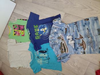 Lot vêtements été garçon 8 ans : 10 t-shirts et 1 chemise.