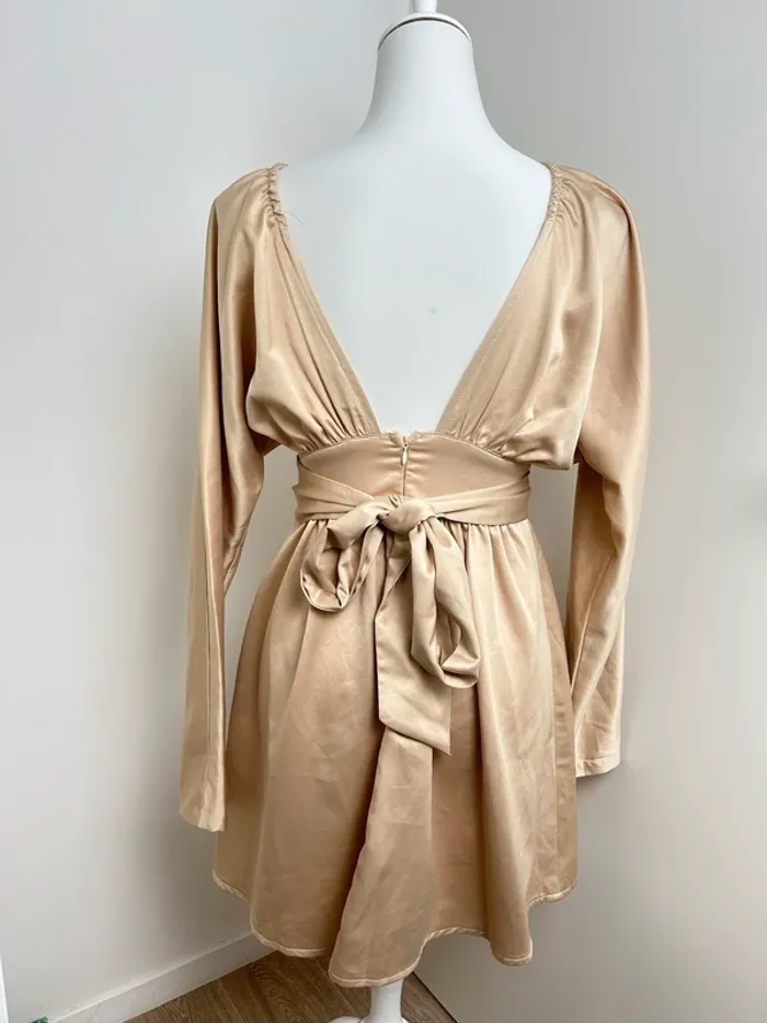 robe courte satinée champagne pretty little thing manches longues décolleté plongeant taille 36 - photo numéro 4