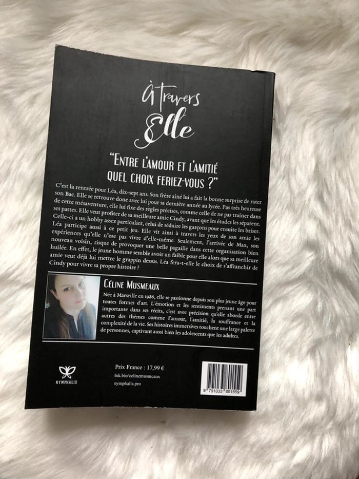 Livre "à travers elle" - photo numéro 3