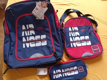Lot de 3 articles airness neufs à 45€ comportant :
1 sac à dos
1 pochette pour les sorties scolaires 
1 trousse
Avec le code 
PEPITE20
Le lot passe à 36€
