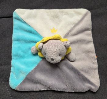 Doudou Lion carré plat gris , blanc et bleu - Couronne - Obaibi