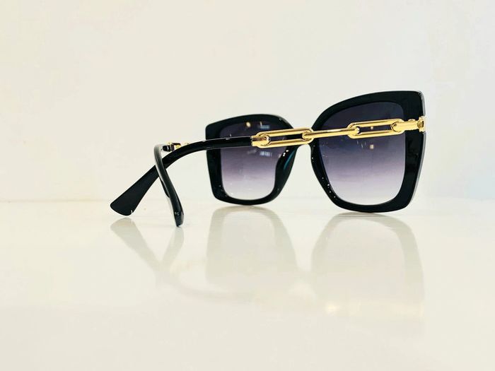Lunette de soleil femme noire bras en chaîne dorée verres dégradés UV protection catégorie 3 - photo numéro 4