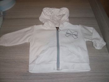 veste blanche en velours 6 mois en très bon état