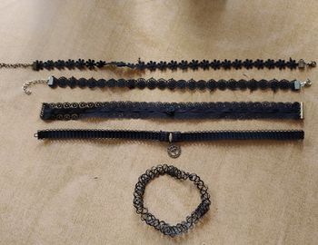 Lot 5 colliers noirs