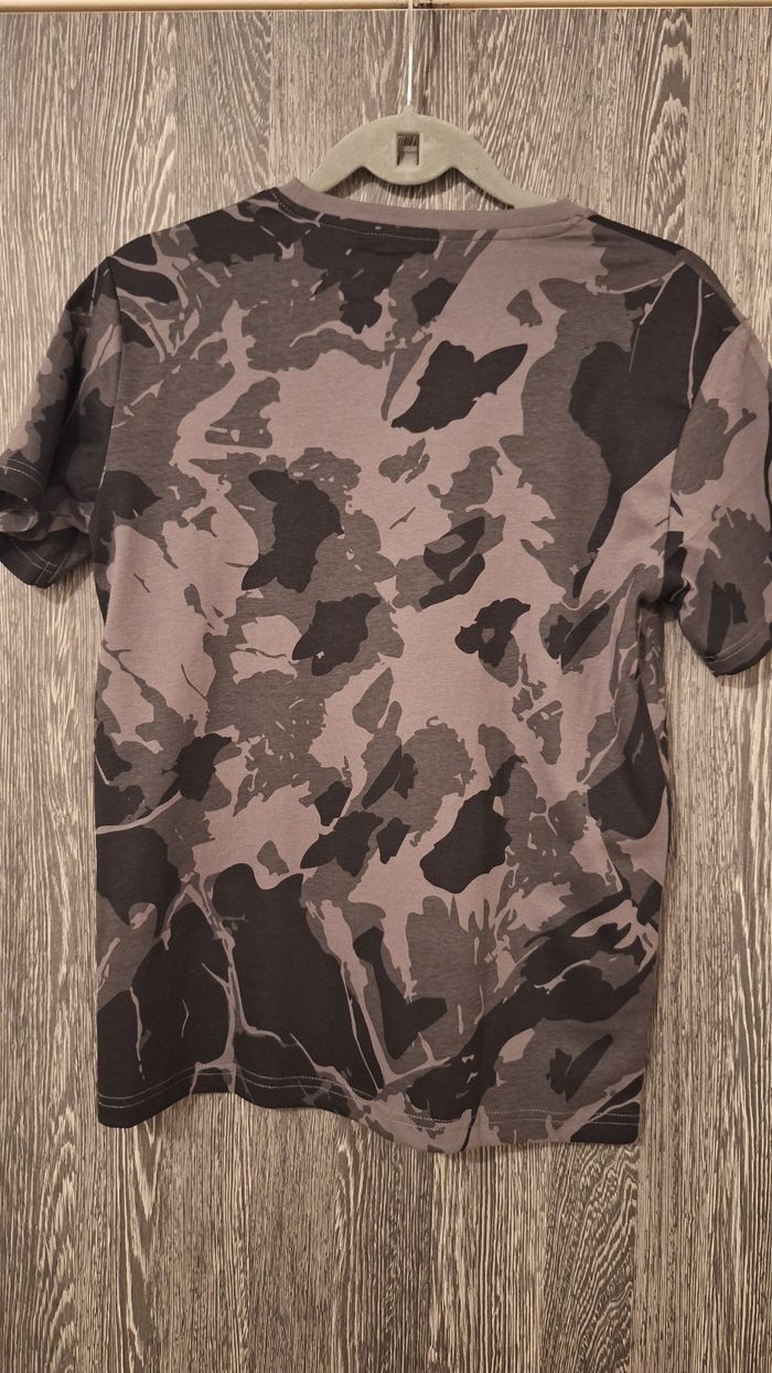 Tee-shirt manches courtes imprimé camouflage gris et noir - photo numéro 2