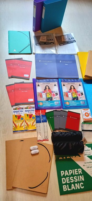 Lot de fournitures scolaires neuves
