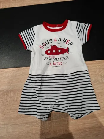 Barboteuse bebe sous la mer