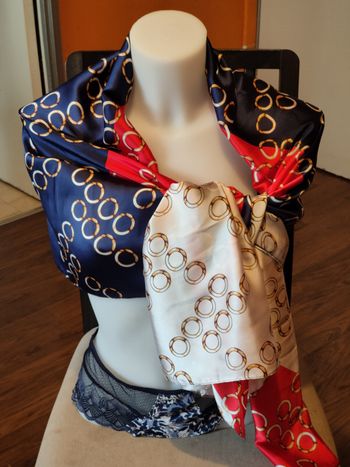 Écharpe en soie imprimée cercles dorés – accessoire mode femme