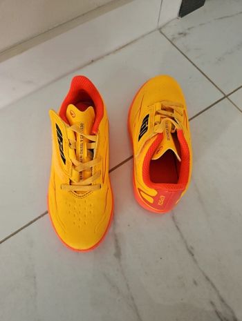 Chaussures foot enfant taille 28