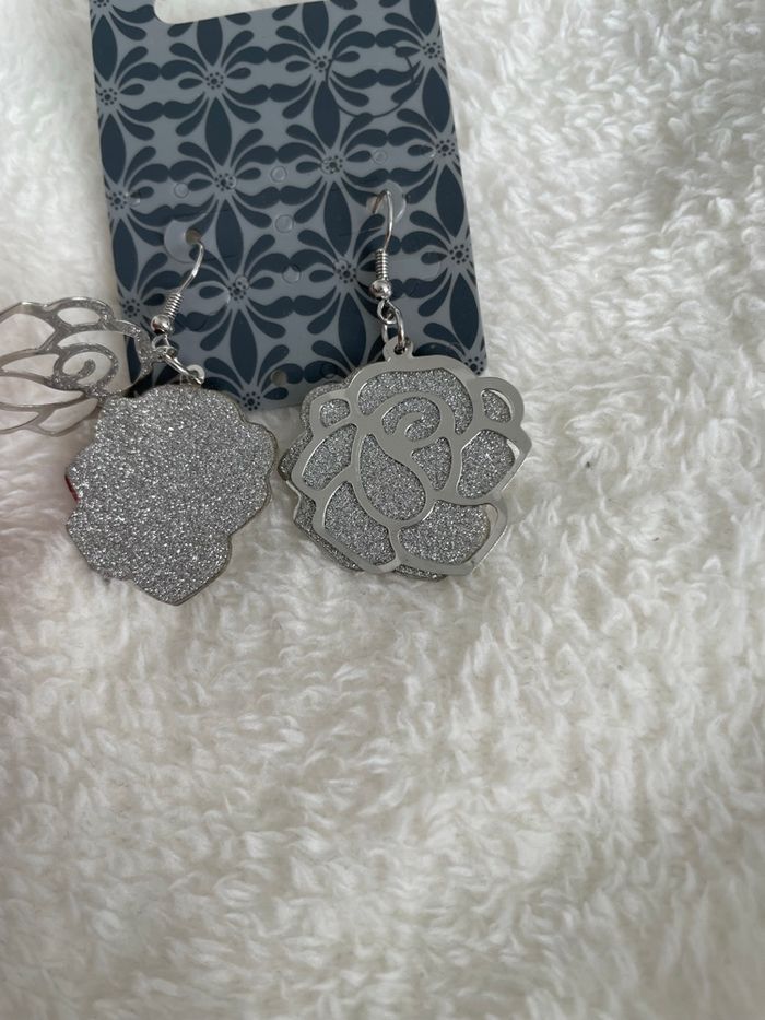 Boucles d’oreille forme fleur rose argenté brillante - photo numéro 2
