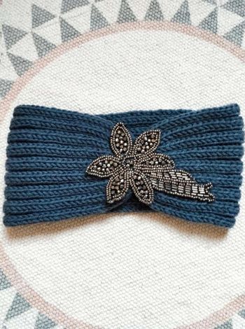 Bandeau  cache  oreilles  hiver  -  Maille  bleu-gris  -  fleur  perles -  Neuf