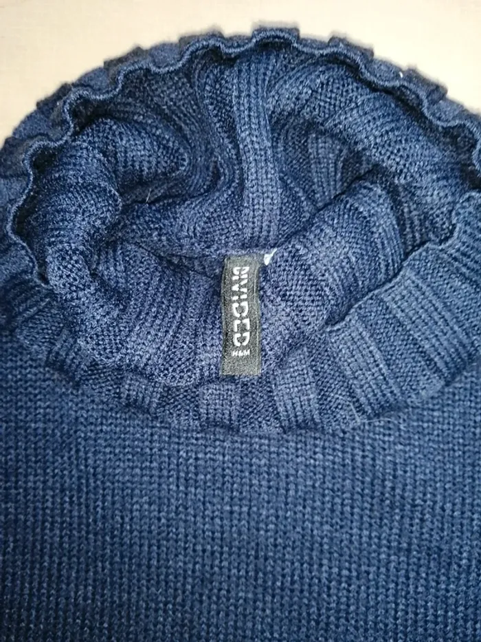 Pull crop top col roulé H et M - photo numéro 2