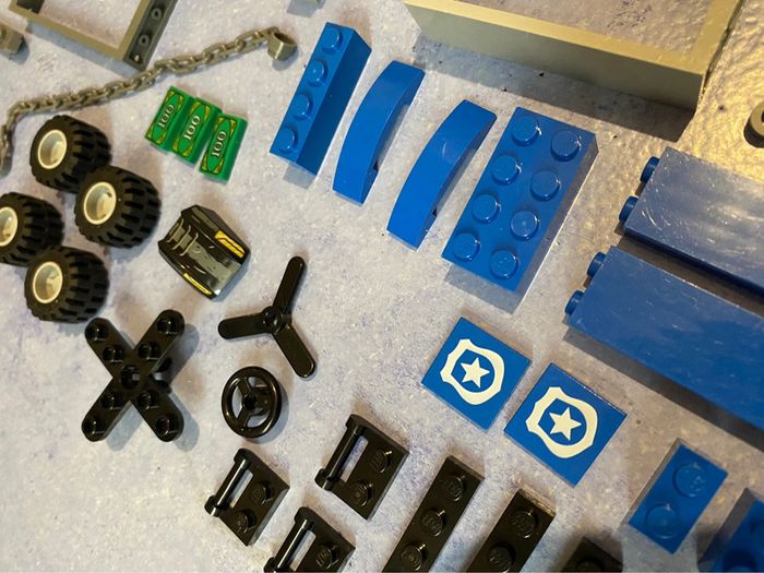 Lego junior city 10751 La course-poursuite à la montagne - photo numéro 19