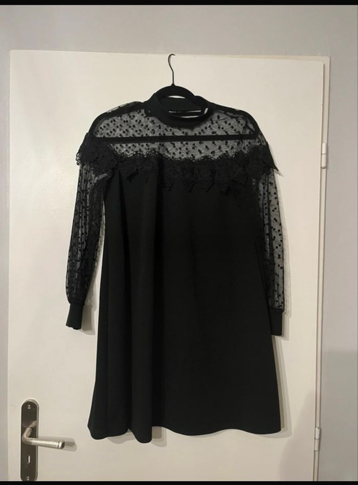 Petite robe noire transparente à dentelle et petit pois