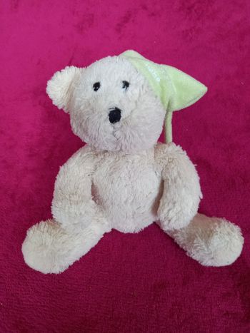 Peluche ours avec bonnet de nuit