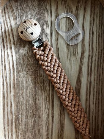 Attache, tétine personnalisée en macramé
