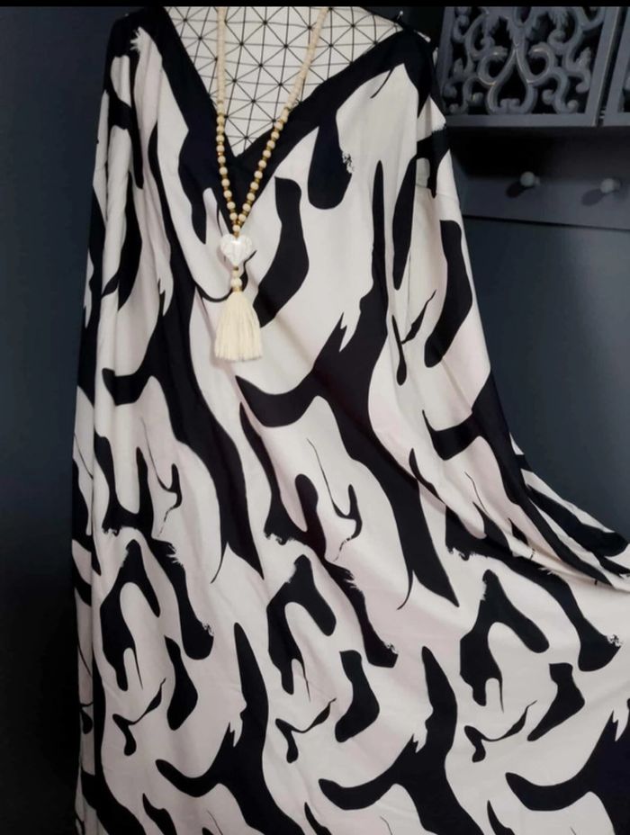Robe Maxi Grande Taille 60 – Imprimé Fleurs Noir & Blanc, Décontractée et Élégante - photo numéro 2