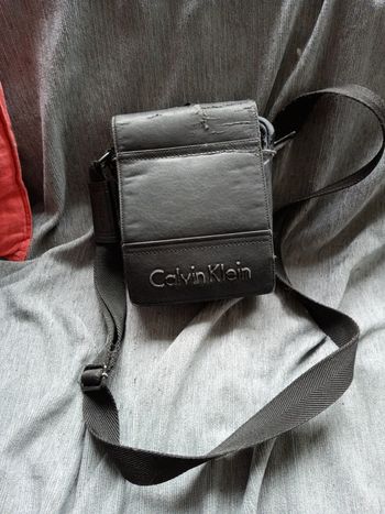 Sacoche Calvin Klein en mauvais état
