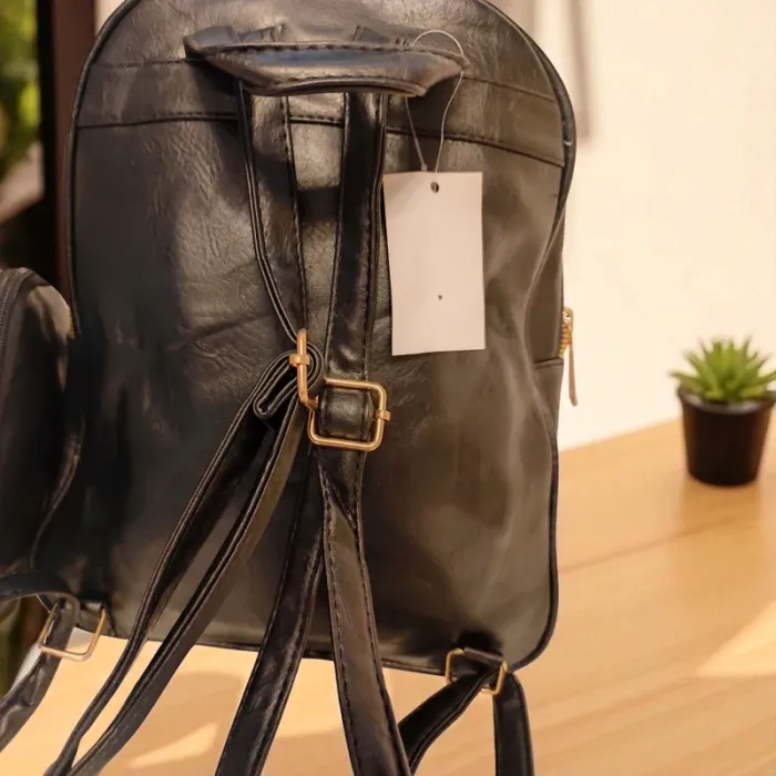 Sac à dos noir élégant en similicuir avec fermetures dorées + pochette assortie - photo numéro 4