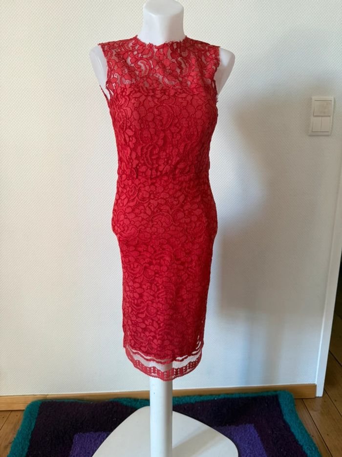 Robe rouge en dentelle en bon état taille 36 tara jarmon