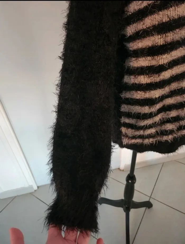 Superbe Pull tout doux à poils Gris et Noir de taille 42 - photo numéro 3