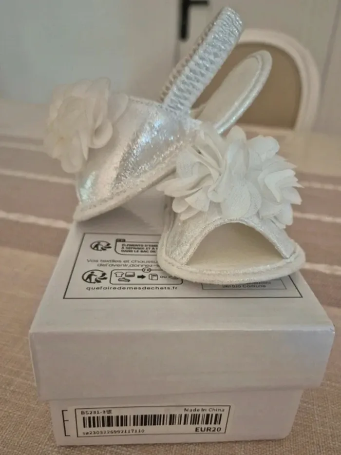 Sandales argentées chaussures bébé bohèmes à fleurs 20