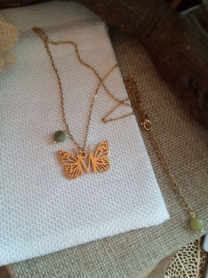 Collier papillon prénom lettre M et pierres de jade - photo numéro 4