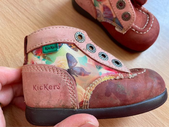 Belle paire de chaussures/bottines en cuir Kickers rose avec hologramme T. 21 fille - photo numéro 7