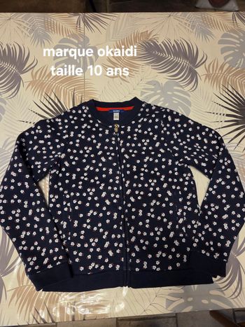 Veste zippée avec des fleurs