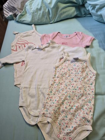 Lot bodies 9 a 18 mois