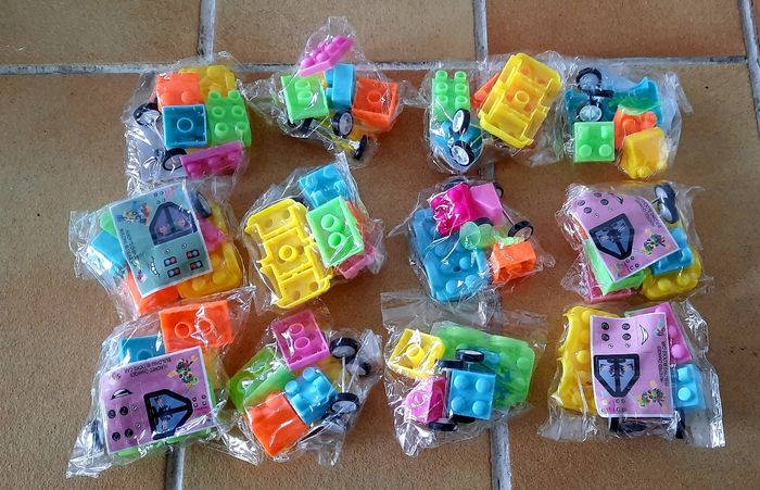 12 petits cadeaux Véhicules