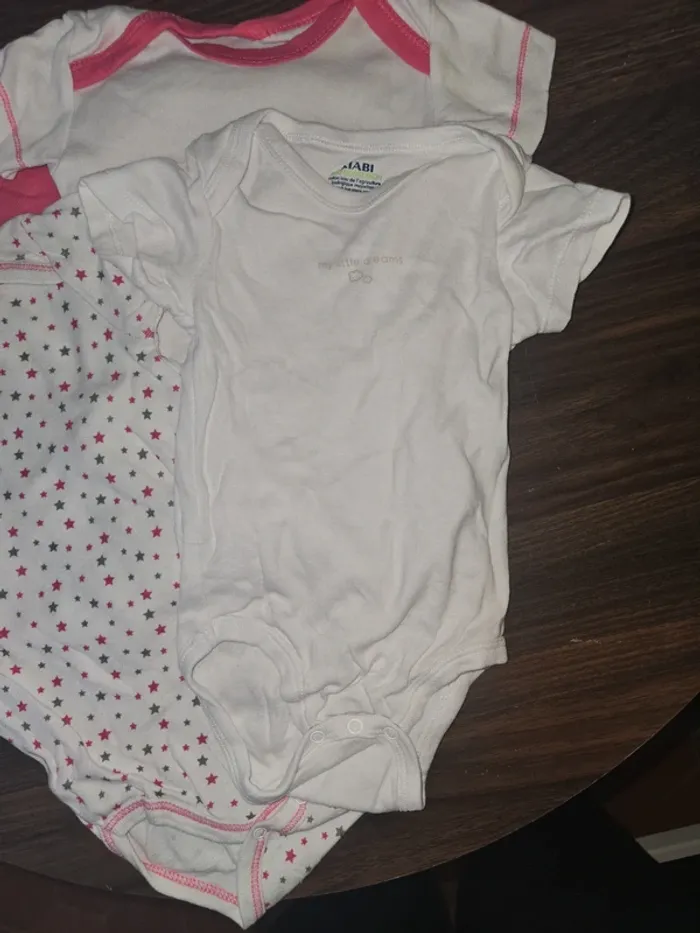Lot de 5 bodys manche courte 6 mois - photo numéro 3
